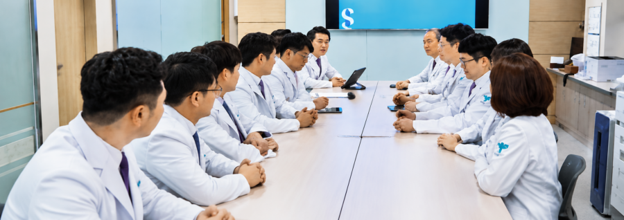 하나이비인후과병원 의료진 회의 장면 배경
