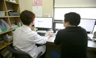 치료 예약 상담 장면